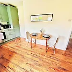 Stylish & Cosy 3 Bedroom By Altoluxoexperience Short Lets & Serviced With Free Wifi & Parking Bristol