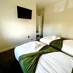 Stylish & Cosy 3 Bedroom By Altoluxoexperience Short Lets & Serviced With Free Wifi & Parking *