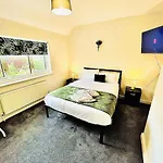Holiday home Stylish & Cosy 3 Bedroom By Altoluxoexperience Short Lets & Serviced With Free Wifi & Parking
