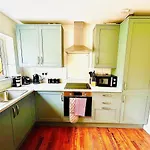 Stylish & Cosy 3 Bedroom By Altoluxoexperience Short Lets & Serviced With Free Wifi & Parking *
