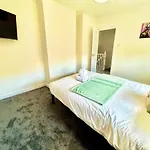Stylish & Cosy 3 Bedroom By Altoluxoexperience Short Lets & Serviced With Free Wifi & Parking *