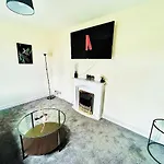 Stylish & Cosy 3 Bedroom By Altoluxoexperience Short Lets & Serviced With Free Wifi & Parking Holiday home