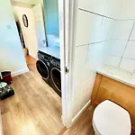 Holiday home Stylish & Cosy 3 Bedroom By Altoluxoexperience Short Lets & Serviced With Free Wifi & Parking