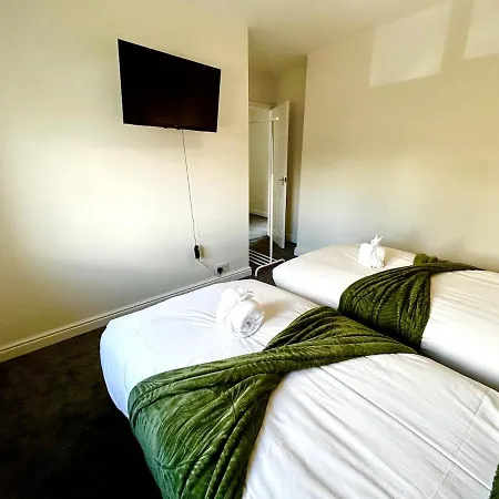 Stylish & Cosy 3 Bedroom By Altoluxoexperience Short Lets & Serviced With Free Wifi & Parking *