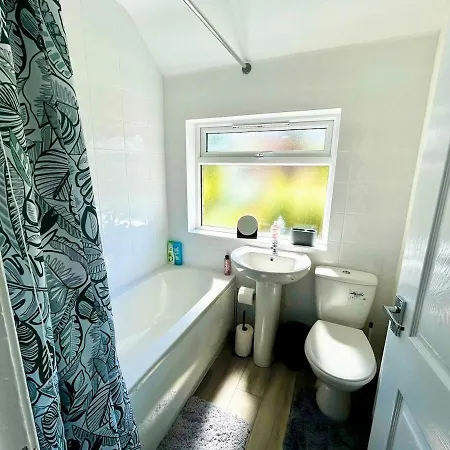Stylish & Cosy 3 Bedroom By Altoluxoexperience Short Lets & Serviced With Free Wifi & Parking