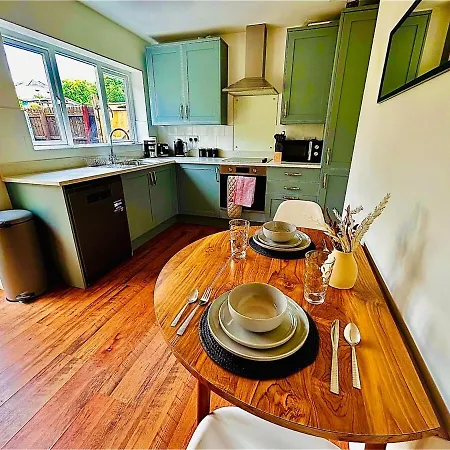 Stylish & Cosy 3 Bedroom By Altoluxoexperience Short Lets & Serviced With Free Wifi & Parking *