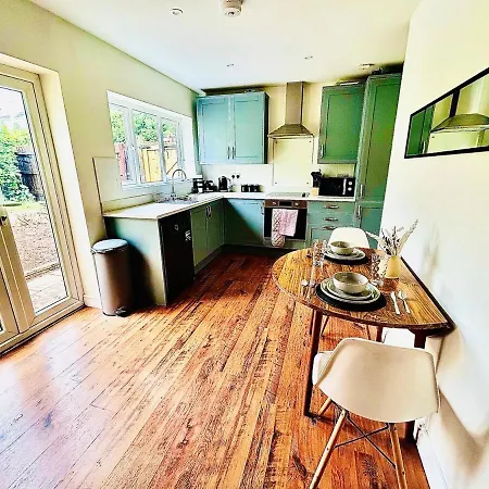 Dom wakacyjny Stylish & Cosy 3 Bedroom By Altoluxoexperience Short Lets & Serviced With Free Wifi & Parking