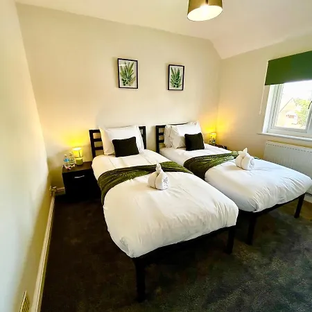 Stylish & Cosy 3 Bedroom By Altoluxoexperience Short Lets & Serviced With Free Wifi & Parking