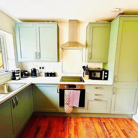 Stylish & Cosy 3 Bedroom By Altoluxoexperience Short Lets & Serviced With Free Wifi & Parking *