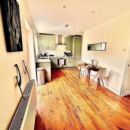 Stylish & Cosy 3 Bedroom By Altoluxoexperience Short Lets & Serviced With Free Wifi & Parking Holiday home