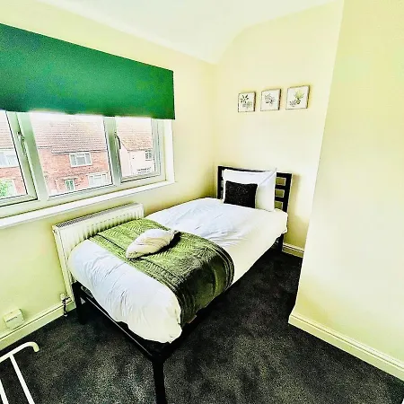 Holiday home Stylish & Cosy 3 Bedroom By Altoluxoexperience Short Lets & Serviced With Free Wifi & Parking