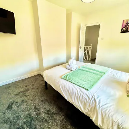 Stylish & Cosy 3 Bedroom By Altoluxoexperience Short Lets & Serviced With Free Wifi & Parking *