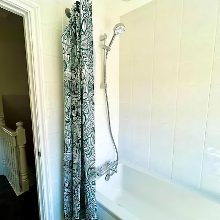 Stylish & Cosy 3 Bedroom By Altoluxoexperience Short Lets & Serviced With Free Wifi & Parking *