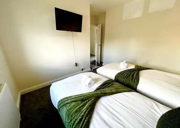 Stylish & Cosy 3 Bedroom By Altoluxoexperience Short Lets & Serviced With Free Wifi & Parking *