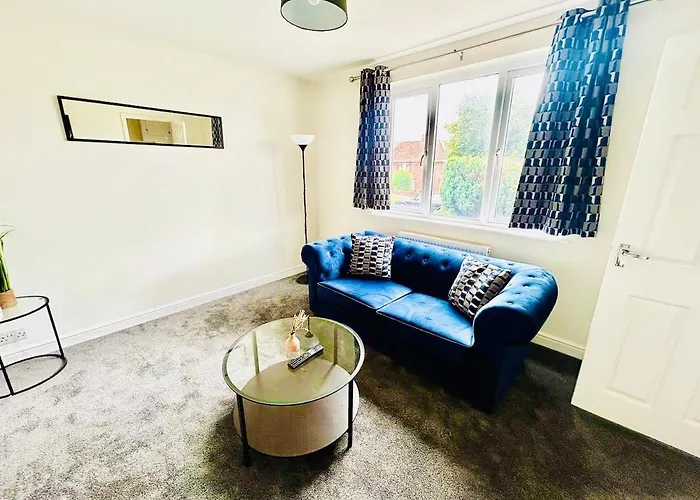 Stylish & Cosy 3 Bedroom By Altoluxoexperience Short Lets & Serviced With Free Wifi & Parking *