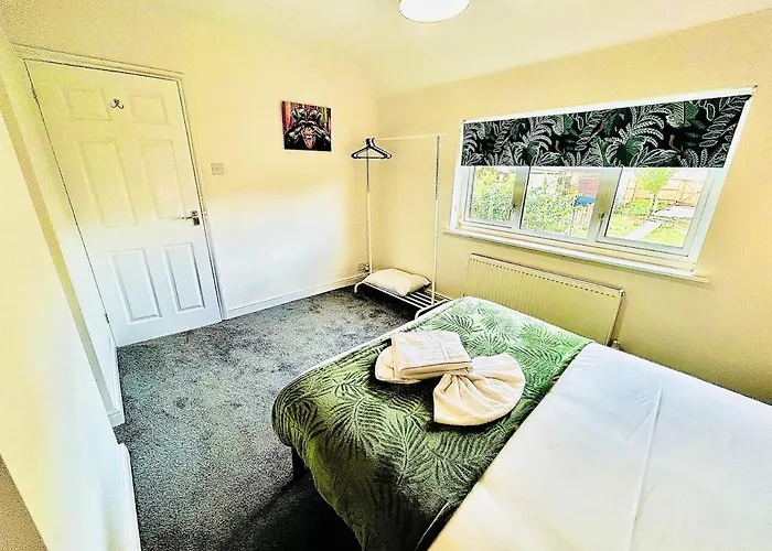 Dom wakacyjny Stylish & Cosy 3 Bedroom By Altoluxoexperience Short Lets & Serviced With Free Wifi & Parking