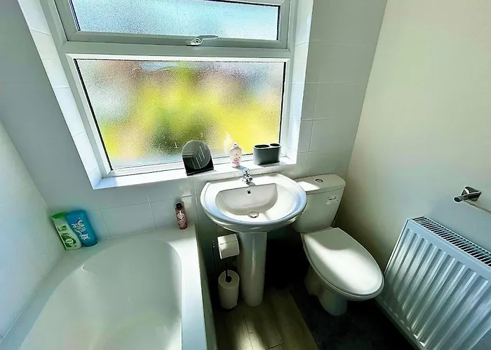 Stylish & Cosy 3 Bedroom By Altoluxoexperience Short Lets & Serviced With Free Wifi & Parking Dom wakacyjny *