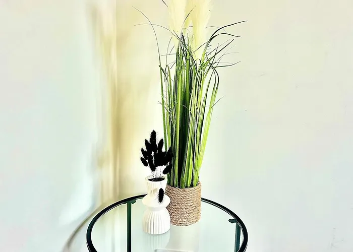 Dom wakacyjny Stylish & Cosy 3 Bedroom By Altoluxoexperience Short Lets & Serviced With Free Wifi & Parking