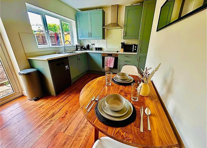 Stylish & Cosy 3 Bedroom By Altoluxoexperience Short Lets & Serviced With Free Wifi & Parking *