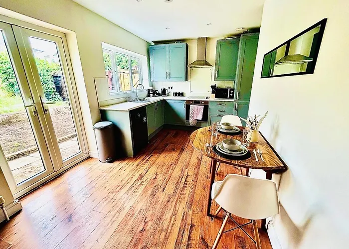 Dom wakacyjny Stylish & Cosy 3 Bedroom By Altoluxoexperience Short Lets & Serviced With Free Wifi & Parking