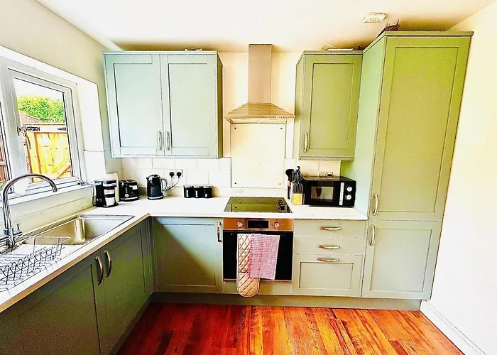 Stylish & Cosy 3 Bedroom By Altoluxoexperience Short Lets & Serviced With Free Wifi & Parking *