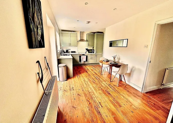 Stylish & Cosy 3 Bedroom By Altoluxoexperience Short Lets & Serviced With Free Wifi & Parking Holiday home