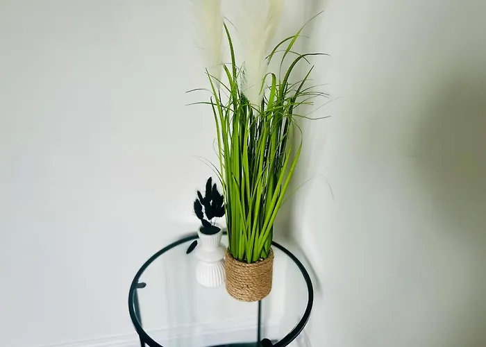 Holiday home Stylish & Cosy 3 Bedroom By Altoluxoexperience Short Lets & Serviced With Free Wifi & Parking *