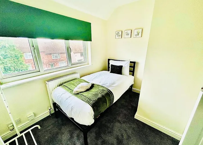 Holiday home Stylish & Cosy 3 Bedroom By Altoluxoexperience Short Lets & Serviced With Free Wifi & Parking