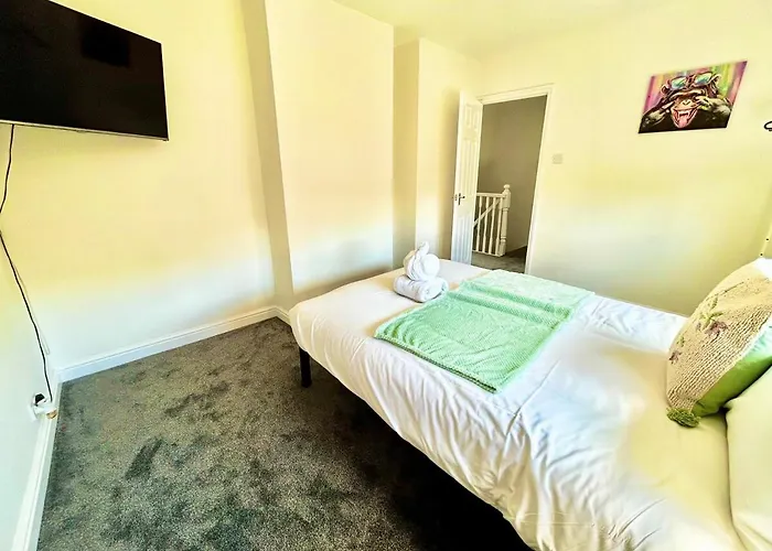 Stylish & Cosy 3 Bedroom By Altoluxoexperience Short Lets & Serviced With Free Wifi & Parking *