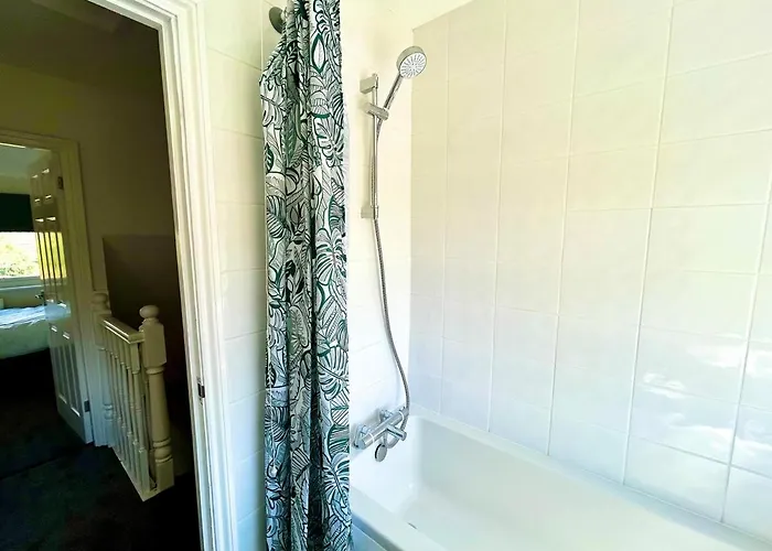 Stylish & Cosy 3 Bedroom By Altoluxoexperience Short Lets & Serviced With Free Wifi & Parking *