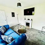 Stylish & Cosy 3 Bedroom By Altoluxoexperience Short Lets & Serviced With Free Wifi & Parking 度假居 *