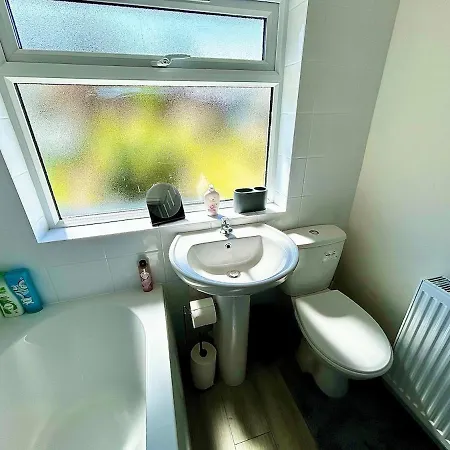 Stylish & Cosy 3 Bedroom By Altoluxoexperience Short Lets & Serviced With Free Wifi & Parking Сasa de vacaciones *