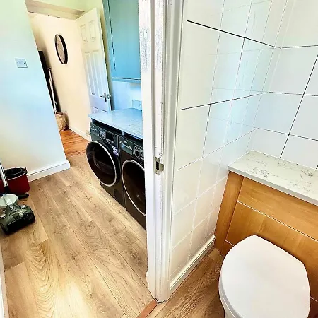 別荘 Stylish & Cosy 3 Bedroom By Altoluxoexperience Short Lets & Serviced With Free Wifi & Parking